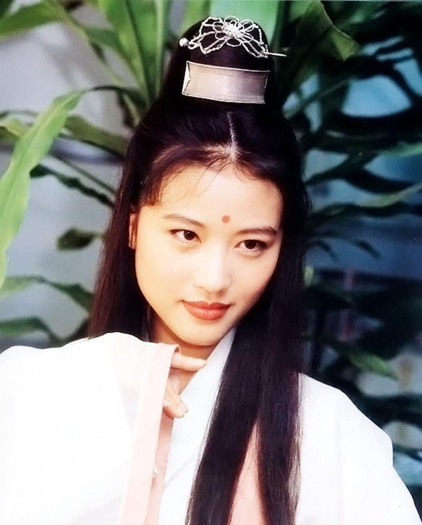 Năm 1998, sau khi hoàn thành bộ phim Bí mật trái tim, Châu Hải Mỵ rời khỏi TVB, bắt đầu chuỗi ngày rong ruổi đóng phim, hết sang Đài Loan lại qua Trung Quốc, rồi về Hong Kong, cũng có được một vài vai dấu ấn như Chu Chỉ Nhược (phim Ỷ thiên đồ long ký), Lộ Vân (phim Tung hoành tứ hải)… Năm 2009, mỹ nhân sinh năm 1966 nhận lời tái ngộ khán giả TVB với Học cảnh truy kích, Thái Ngạc và Tiểu Phụng Tiên, Thần thương truy kích…