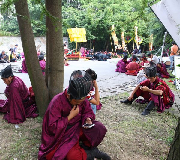 Thời đại công nghệ, được rảnh tay một chút là quân sĩ đua nhau lướt web.