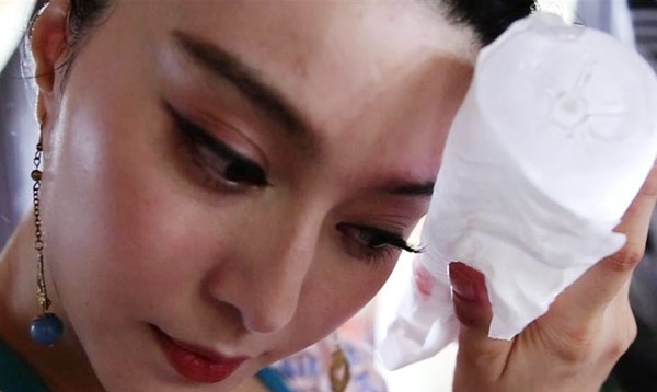 Trong một cảnh quay, Phạm Băng Băng bị thanh gỗ đập vào mặt khiến mí mắt bầm đen, phải chườm nước nóng liên tục