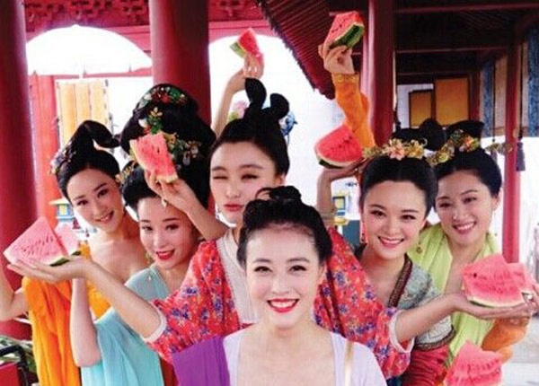 Không những thế, ngôi sao phim Mối tình nồng thắm còn rủ rê các phi tần, cung nữ cùng chụp ảnh.