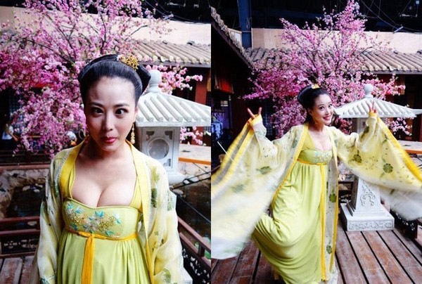 Dù đã 47 tuổi nhưng mỹ nhân TVB Châu Hải Mỵ vẫn thích hài hước trước ống kính.