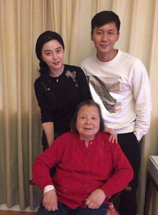 Phạm Băng Băng chụp cùng Lý Thần và bà ngoại của anh.