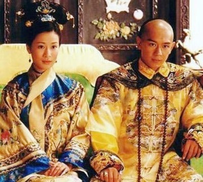 Thoát khỏi hình ảnh Tôn Ngộ Không, nam tài tử Hong Kong Trần Hạo Dân trở thành vua Càn Long trong bộ phim Càn Long hạ Giang Nam (2003).