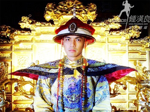 Trong bộ phim Tân Lộc đỉnh ký vừa ra mắt khán giả, dù đã 40 tuổi nhưng Chung Hán Lương vẫn thuyết phục người xem qua hình ảnh vua Khang Hy thời trẻ.