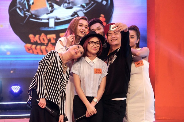 Chia sẻ trong chương trình phát sóng vào lúc 20h15 trên VTV9, Hòa Minzy cho biết tính cách vui nhộn và “điên điên” của mình là con dao hai lưỡi: “Fan thì bảo tôi chạy nhảy tưng tửng vô cùng đáng yêu còn antifan thì chắc chắn sẽ nói tôi là con điên