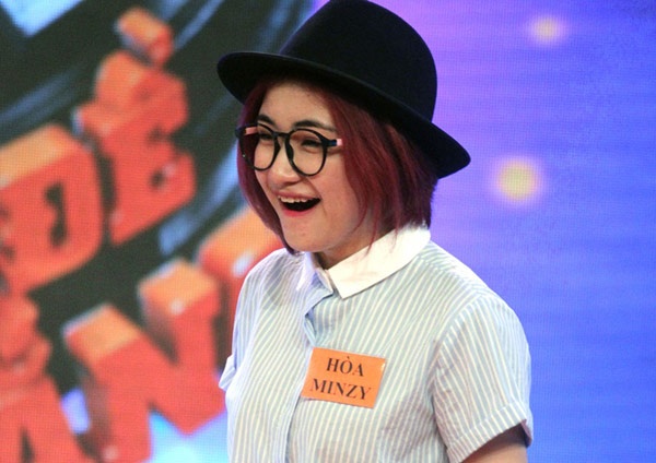 Mới đây, Hòa Minzy tham gia chương trình Một bước để chiến thắng, bộc phát hết tính cách năng động, trẻ trung và rất “điên” không có đối thủ.