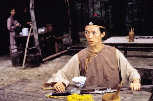 Khi nhân vật Ngọc Kiều Long bỏ nhà ra đi trong bộ phim Ngọa hổ tàng long (2000), Chương Tử Di đã có màn cải nam trang thú vị, tuy mong manh nhưng tràn đầy năng lượng. Tiếp đó, ở Thập diện mai phục, cô lại một lần nữa ăn mặc trang phục như nam nhi.