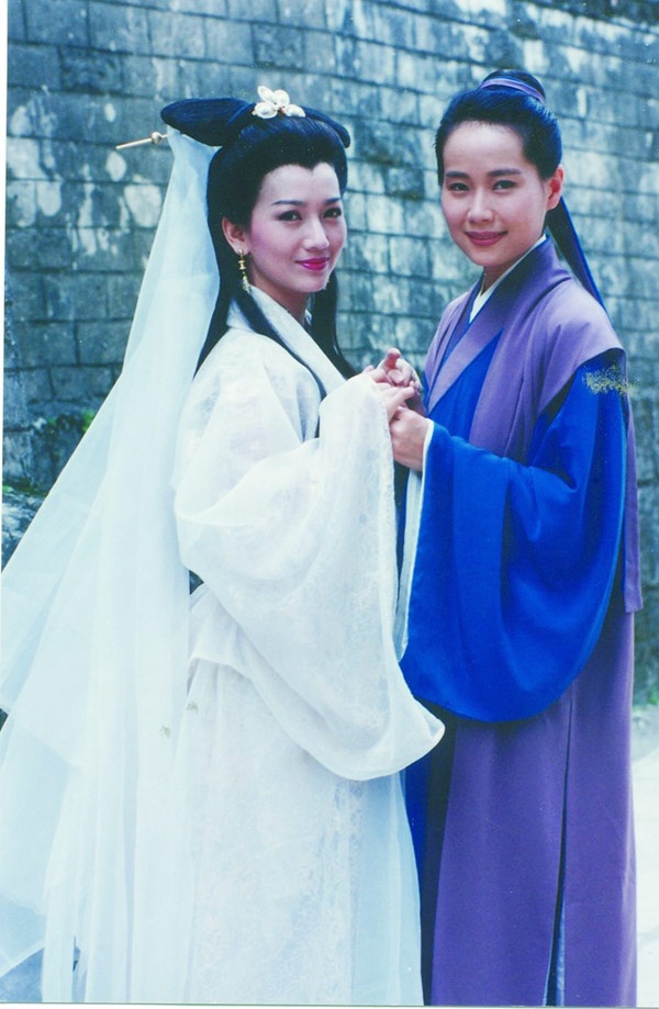 Câu chuyện về Thanh Xà, Bạch Xà nhiều lần được dựng thành phim nhưng phiên bản truyền hình Tân Bạch Nương Tử truyền kỳ (1992-1993) lại tạo được dấu ấn sâu sắc trong ký ức khán giả. Bên cạnh vẻ đẹp dịu dàng của Triệu Nhã Chi với nhân vật Bạch Xà, hình ảnh nữ cải nam trang của ngôi sao Hong Kong Diệp Đồng đã khiến chàng Hứa Tiên hoàn toàn thuyết phục người xem.