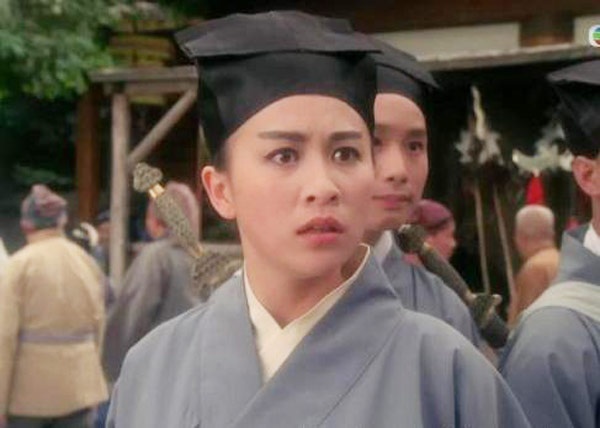 Trong bộ phim hài Đông thành tây tựu (1993), Lưu Gia Linh “chuyển giới” thành Châu Bá Thông, mang lại nhiều tiếng cười cho khán giả với hình ảnh một Lão Ngoan Đồng lúc thì lỗ mãng, kho kệc, khi lại mít ướt, đáng yêu.
