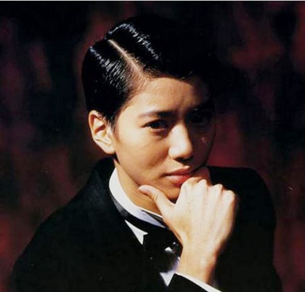 Trong số những nữ diễn viên Hoa ngữ có cơ hội giả trai, Viên Vịnh Nghi là người thành công nhất vì nhân vật cô ca sĩ Lâm Tử Dĩnh phải nữ cải nam trang để tiếp cận thần tượng trong bộ phim Kim chi ngọc diệp (1994) đã giúp Hoa hậu Hong Kong 1990 đoạt danh hiệu Nữ diễn viên chính xuất sắc nhất giải Kim Tượng (Hong Kong). 