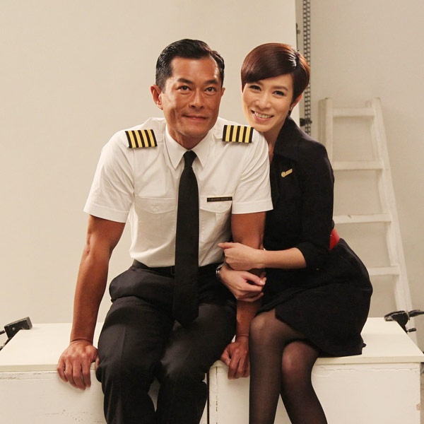 Trong bộ phim điện ảnh Bao la vùng trời, chàng là một phi công, người thừa kế hãng hàng không, còn nàng là tiếp viên hàng không. Họ yêu nhau thắm thiết nhưng bị cha chàng bày mưu chia rẽ.