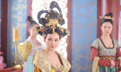 Là một trong tứ phi, chưa kịp vui mừng vì mang long chủng của Đường Thái Tông thì Lưu Hiền Phi (Nhiếp Mai đóng) đã phải vâng lời Vi Quý Phi cố tình tự ngã để hư thai, đổ tội cho Dương Thục Phi (Châu Hải Mỵ đóng). Thế nhưng khi biết dã tâm của Vi Quý Phi, Lưu Hiền Phi cảm thấy bất lực, sống không bằng chết nên đã treo cổ ở tập 2.