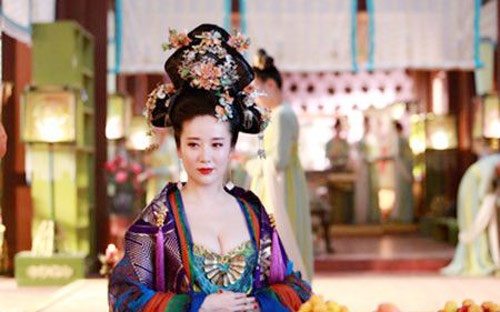 Vì muốn được sống yên ổn với con trai Tề Vương Lý Hữu, Ân Đức Phi (Trương Đồng đóng) - một trong tứ phi buộc phải đứng về phía Vi Quý Phi. Sau khi mưu sát Hoàng thượng thất bại, nàng nhảy hồ tự vẫn trong tập 19.