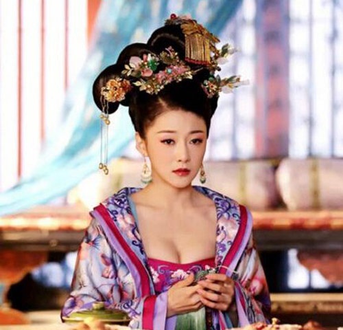 Ỷ là cháu gái của Vi Quý Phi, Tiêu Tường (Tôn Giai Kỳ đóng) luôn tỏ thái độ hóng hách với chúng tài nhân cùng vào cung, luôn xem Võ Mỵ Nương là kình địch. Sau khi mang long chủng, Tiêu Tường được nâng lên hàng Tiệp dư nhưng vẫn không được sự sủng ái của Hoàng đế. Từng liều mình cứu Từ Huệ, song cuối cùng lại bị bị Từ Huệ dùng Ngũ hành thảo phá đi sinh linh trong bụng, nàng giả điên giả dại hòng trả thù Từ Huệ và Võ Mỵ Nương. Tập 43, Tiêu Tường bị chết cháy.