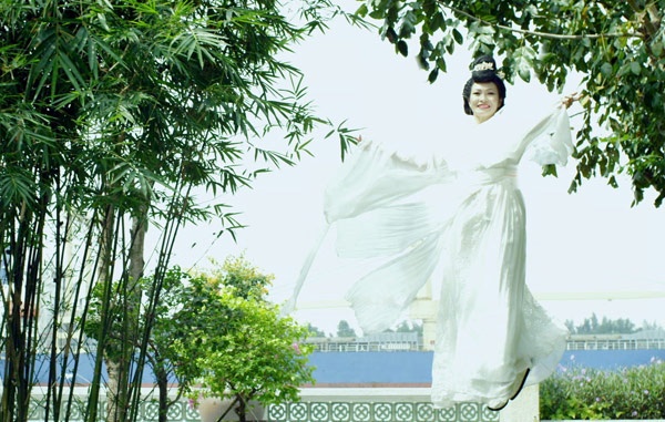 Để vào vai tốt nhất, hằng ngày từ 5h sáng, Phương Thanh đã đến phim trường tập võ, làm quen với dây cáp, nhào lộn trên không với cascadeur chuyên nghiệp ròng rã suốt 2 tháng trời.