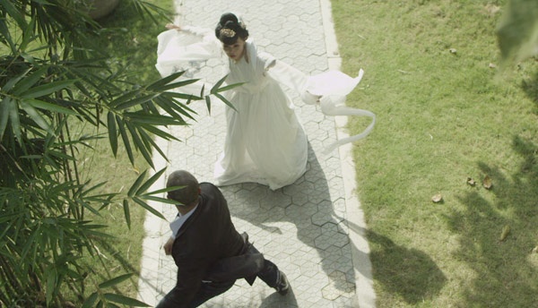 Không hề thướt tha, yêu kiều như các chị Hằng thường thấy, chị Hằng của Phương Thanh là một “đả nữ” thứ thiệt, mạnh mẽ, giỏi võ, có thể một mình trọi lại cả băng đảng.