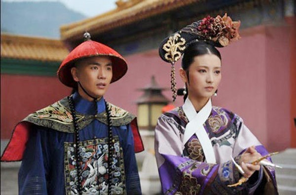 Không chỉ có Chân Hoàn, vị hoàng đế trong phim Hậu cung Chân Hoàn truyện còn bị Tuệ Phi (Lan Hy đóng) cắm sừng khi dùng xuân dược quyến rũ Ôn thái y (Trương Hiểu Long đóng), hậu quả một người bị tự cung (thiến), một người chết vì sinh khó.