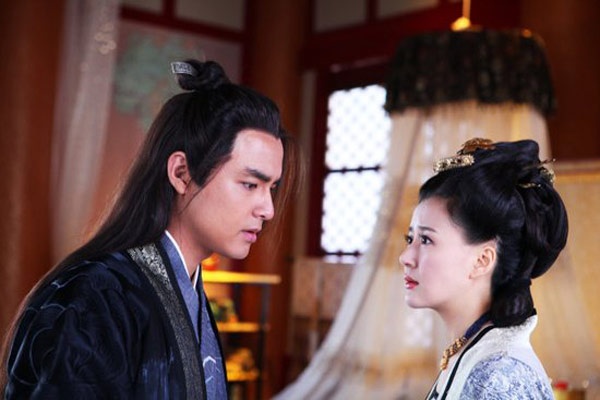 Vương Nghê Quân (Châu Mục Nhân đóng) và Nghiêm Sùng Nghiễm (Minh Đạo đóng) vốn là một cặp thanh mai trúc mã trong phim Mỹ nhân thiên hạ (2011), song vì quyền lực,Vương Nghê Quân tiến cung, lên ngôi Hoàng hậu. Thế nhưng, họ vẫn mặn nồng tình ái phía sau Hoàng đế.