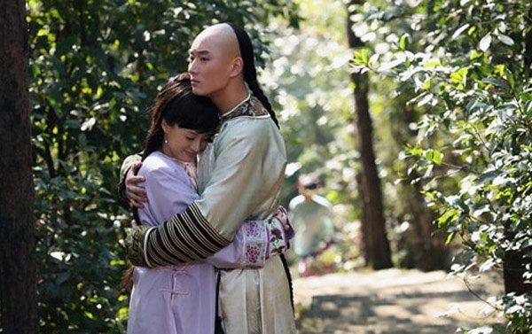 Trong phim Hậu cung Chân Hoàn truyện (2011), bị hoàng đế bỏ rơi, nàng Chân Hoàn (Tôn Lệ đóng) đem lòng yêu Thập Thất vương gia (Lý Đông Học đóng), tạo nên một chuyện tình loạn luân đầy nước mắt có kết cục bi thương.