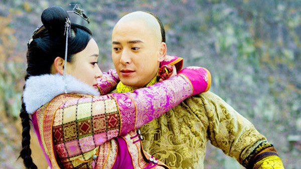 Với mục đích củng cố địa vị của mình, Đại Ngọc Nhi (Viên San San đóng) trong phim Mỹ nhân vô lệ (2012) đã lợi dụng tình cảm của Đa Nhĩ Cổn (Hàn Đống đóng), hình thành nên cuộc tình loạn luân giữa chị dâu và em chồng.