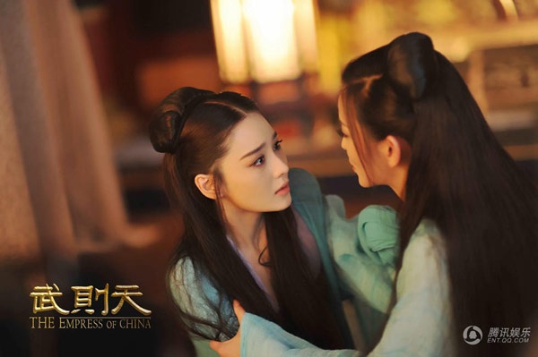 Nếu trong hơn nửa đầu của phim Võ Mỵ Nương truyền kỳ, Phạm Băng Băng giành hết hào quang với nhan sắc “nghiêng thành nghiên nước” thì ở những tập còn lại, cô đụng độ một đối thủ đáng gờm là Trương Hinh Dư. Nhiều khán giả nhận xét, Tiêu Thục Phi mang ve đẹp sắc sảo, cuốn hút hơn Võ Mỵ Nương nên Trương Hinh Dư sẽ uy hiếp sức hút của Phạm Băng Băng.