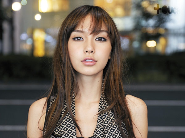 Mang trong người ¼ dòng máu Đức, Angelababy (Dương Dĩnh) sở hữu vẻ đẹp như búp bê, mong manh dễ vỡ nhưng lại khiến nhiều khán giả kinh ngạc với sức chịu đựng phi trường khi cô tham gia chương trình Running Man phiên bản Trung Quốc.