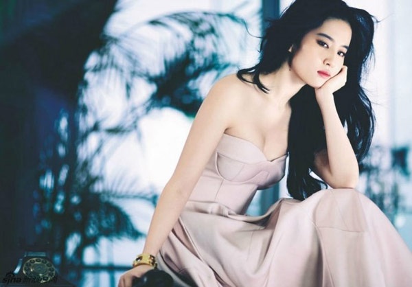 Mặc dù tên tuổi không còn đình đám như trước đây nhưng nhan sắc của Lưu Diệc Phi vẫn khiến nhiều người đàn ông điên đảo. Năm nay đã 27 tuổi, nàng Tiểu Long Nữ trong Thần điêu đại hiệp 2006 đã mặn mà và hấp dẫn hơn.