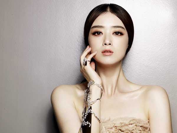 Thành công của Hậu cung Chân Hoàn truyện đã mang lại cho Tưởng Hân nhiều cơ hội mới qua các phim Hoa tư dẫn, Hoa thiên cốt, Lão nông dân, Mỵ Nguyệt truyện… song có vẻ như những vai diễn này không thể giúp mỹ nhân sinh năm 1983 vượt qua được bóng dáng của Hoa Phi.