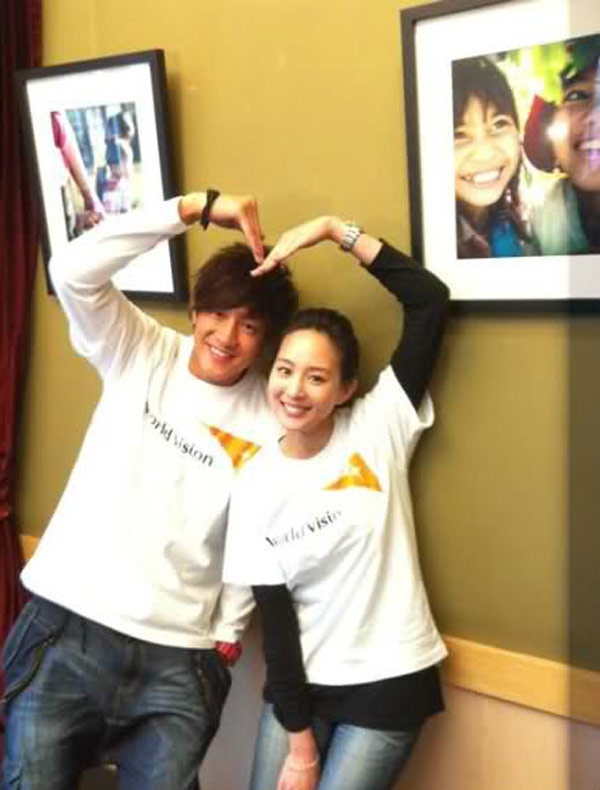 Đầu năm 2010, Trương Quân Ninh cùng bạn trai tin đồn Hà Nhuận Đông đã có chuyến sang Việt Nam làm từ thiện cùng tổ chức World Vision Đài Loan. Đây cũng là một trong những hoạt động thiện nguyện nàng Từ Huệ xứ Đài thường xuyên tham gia.