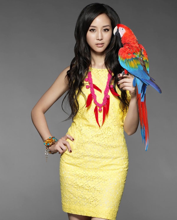 Điều Trương Quân Ninh không bao giờ kể nên ít người biết là chuyện cô xuất thân trong một gia tộc hiển hách ở Đài Loan, bản thân có 2 bằng đại học. Người đẹp hiện vẫn đang cô đơn dù trước đó từng có tin đồn tình ái với Hà Nhuận Đông, Trịnh Nguyên Sướng, Triệu Hựu Đình…