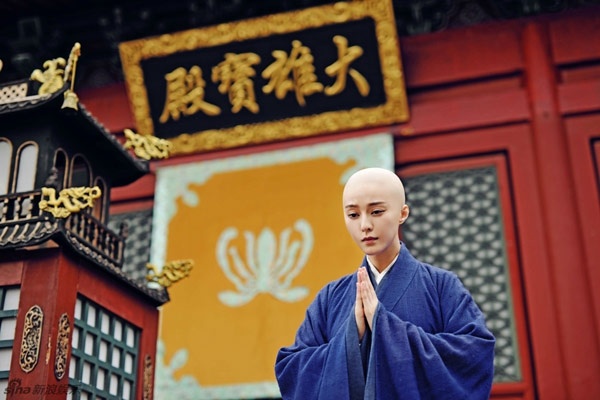 Phạm Băng Băng lại khiến dân mạng tranh cãi khi xuất hiện với tạo hình đầu trọc khi Võ Mỵ Nương vào chùa đi tu sau khi Đường Thái Tông Lý Thế Dân (Trương Phong Nghị đóng) băng hà.