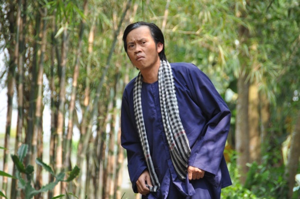 Trong bộ phim truyền hình Ra giêng anh cưới em, Hoài Linh vào vai Sáu Bảnh - một người cha sống trong cảnh “gà trống nuôi con”, có 2 cô con gái Mót (Thanh Trúc đóng) và Rồi (Việt Huê đóng). 