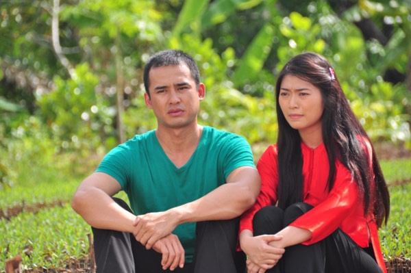 Mót yêu Lượm (Lương Thế Thành đóng), con trai bà Tám sumo - “kẻ thù không đội trời chung” của ông Sáu Bảnh. Biết chắc chắn cha mẹ sẽ không chấp thuận nên đôi bạn trẻ đã… dính bầu, đẻ con. Tuy nhiên, ông Sáu bảnh lại lầm tưởng đứa bé là con của Rồi.