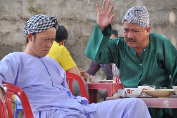 Ông Sáu bảnh rối như tơ vò khi 2 biết kế hoạch gã chồng cho 2 cô con gái bị chúng phá hỏng.