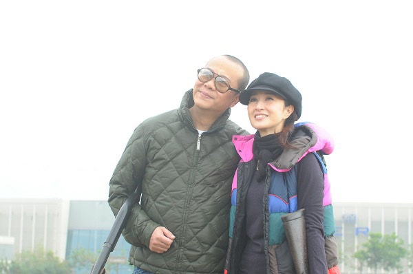 Để có thể vui vẻ sánh đôi cùng Quan Vịnh Hà trên phim, Âu Dương Chấn Hoa phải dùng nhiều lời ngon tiếng ngọt “dụ dỗ” chồng nữ diễn viên đồng ý cho vợ trở lại phim trường.