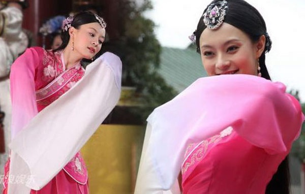 Tuy là nhân vật hư cấu nhưng nhân vật Chân Hoàn được xây dựng khá hoàn chỉnh, từ diện mạo đến tính cách. Từ một thiếu nữ nhập cung sau cuộc tuyển tú nữ của triều đình, Chân Hoàn vô tình bị kéo vào cuộc chiến giữa các phi tần và nhận ra rằng hậu cung là nơi khốc liệt, tàn nhẫn nên buộc phải cuốn theo thời cuộc. Nữ diễn viên Tôn Lệ đã thể hiện sống động hình ảnh Chân Hoàn trước đây chỉ mới hiện diện trên những trang sách của nhà văn trẻ Lưu Liễm Tử.