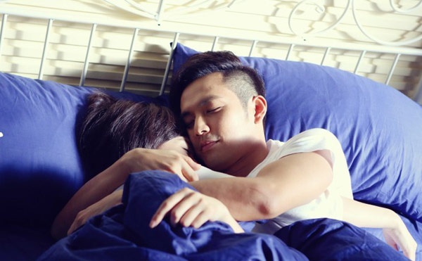 Chung Hán Lương cho biết, mãi đến khi phim quay được nửa chặng đường, anh và Đường Yên mới thật sự tìm được nhịp đập chung. Vì đều là những độc giả trung thành của tiểu thuyết Bên nhau trọn đời nên họ hiểu rõ nhân vật mình thể hiện, cứ thế mà thể hiện, cứ thế mà yêu nhau. Thậm chí những cảnh hôn nhau diễn một cách thoải mái, không một chút ngượng ngùng. Đường Yên bật mí: “Trong những cảnh thân mật, anh Chung Hán Lương hoàn toàn chủ động kéo tôi vào cảm xúc nhân vật”.