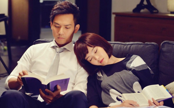 Một năm sau thất bại của Thiên long bát bộ, Chung Hán Lương đã giành lại tình cảm của khán giả với nhân vật chàng luật sư hoàn hảo Hà Dĩ Thâm trong Bên nhau trọn đời - bộ phim ngôn tình của nhà văn Cố Mạn đang tạo cơn sốt trên mạng. Tuy lần đầu tiên đóng chung, song anh cùng nữ diễn viên Trung Quốc Đường Yên đã dệt nên một mối tình đẹp, lãng mạn của Hà Dĩ Thâm và Triệu Mặc Sênh.