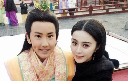 Ngoài việc được khán giả biết đến, điều khiến Trần Kha Phàm vui nhất khi tham gia Võ Mỵ Nương truyền kỳ là được “kết bạn” với Phạm Băng Băng: “Chị ấy dễ thương vô cùng! Trong nhhững cảnh diễn chung, chị ấy quan tâm tôi như một người mẹ chăm con vậy”.