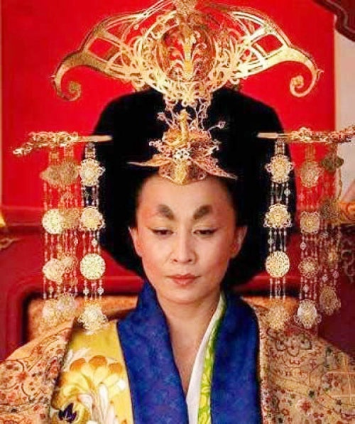 Tạo hình Võ Tắc Thiên của Lưu Gia Linh trong bộ phim điện ảnh Thông thiên đế quớc - Địch Nhân Kiệt.