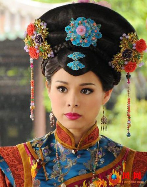 Nhân vật Hiếu Thận Thành hoàng hậu của Hồ Hạnh Nhi trong phim Vạn hoàng chi vương là người phụ nữ thông minh nhưng mưu trí không bằng Toàn Phi (Tuyên Huyên đóng), cuối cùng tự chọn đến cái chết.