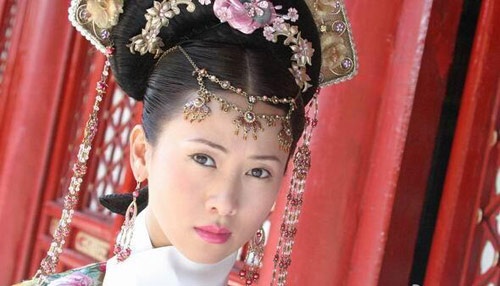 Trong phim Càn Long và Hương Phi, Thuần Đế Kế hoàng hậu do Ông Hồng thể hiện được xây dựng ác độc, thủ đoạn. Tuy nhiên, ở chốn thâm cung, muốn được hoàng đế sủng ái không thể làm một phụ nữ ngoan hiền và vì bảo vệ ngôi Mẫu nghi thiên hạ, bà phải tàn nhẫn với tất cả những ai đối nghịch với mình.