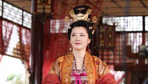 Cũng như mẹ chồng Võ Tắc Thiên, Vi hoàng hậu do Hà Tái Phi thể hiện trong phim Đường cung yến vì muốn ngồi ngai vàng nên đã cấu kết với những thế lực chống đối Đường Trung Tông Lý Hiển, sau cùng bị chết thảm.