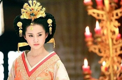 Trần A Kiều được xem như vị hoàng hậu có thân thế tôn quý nhất lịch sử Trung Quốc khi có ông ngoại là hoàng đế, cậu là hoàng đế và phu quân cũng là hoàng đế. Trong Vệ Tử Phu, nhân vật này do Trịnh Diễu thể hiện được miêu tả cao ngạo, bá đạo khiến bị thất sủng.