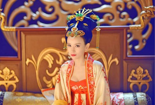 Xuất thân danh gia vọng tộc, lại xinh đẹp nhưng Vương hoàng hậu của Thi Thi trong phim Võ Mỵ Nương truyền kỳ vẫn không giữ được trái tim của Đường Cao Tông Lý Trị (Lý Trị Đình đóng), sau khi bị công chúa Cao Dương (Mễ Lộ đóng) hãm hại đã uống thuốc độc tự tử.