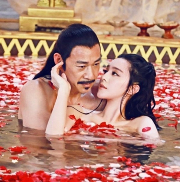 Cảnh tắm trong phim Võ Mỵ Nương truyền kỳ.