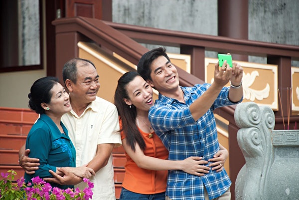 Phim dài 20 tập, mỗi tập là một câu chuyện kéo dài từ trước tết đến trong tết, phát sóng lúc 20h45 từ ngày 15/2 trên kênh SCTV14.