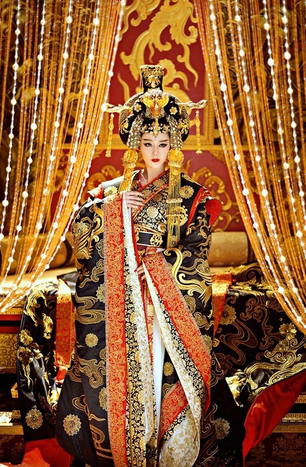 Đúng vào lúc Phạm Băng Băng và Lý Thần bày tỏ tình cảm thì trên màn ảnh nhỏ, bộ phim Võ Mỵ Nương truyền kỳ đang chuẩn bị khép lại với hình ảnh Võ Tắc Thiên quyết định nhường ngôi cho thái tử Lý Hiển sau 15 năm xưng đế.