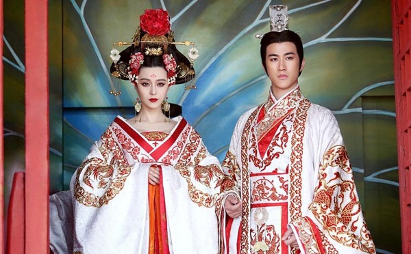 Còn “phi công trẻ” Lý Trị Đình là Lý Trị, người bảo vệ Võ Mỵ Nương, dám chống đối triều đình đưa nàng từ chùa Cảm Nghiệp sau khi vua cha qua đời về hậu cung, bắt đầu một giai đoạn mới đầy giai thoại của Võ Tắc Thiên.