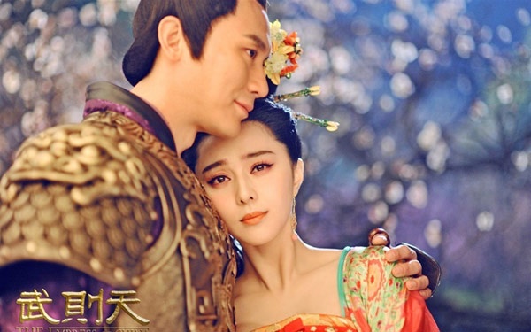 Từ khi bộ phim Võ Mỵ Nương truyền kỳ lên sóng đến nay, ngoài câu chuyện hậu cung, dàn mỹ nhân hở ngực và những bộ trang phục lộng lẫy thì chuyện tình tay ba giữa Phạm Băng Băng với 2 chàng họ Lý luôn được khán giả quan tâm. Trong phim, Lý Thần đóng vai tướng quân Lý Mục - mối tình thanh mai trúc mã của Võ Mỵ Nương, người sẵn sàng hy sinh vì mỹ nhân.